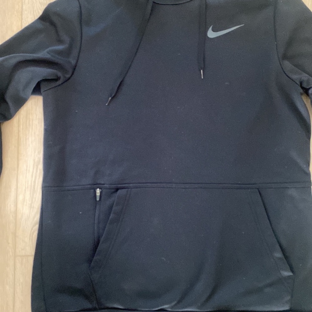 Nike therma-fit hoodie with kangaroo pockets and side zip pocket.